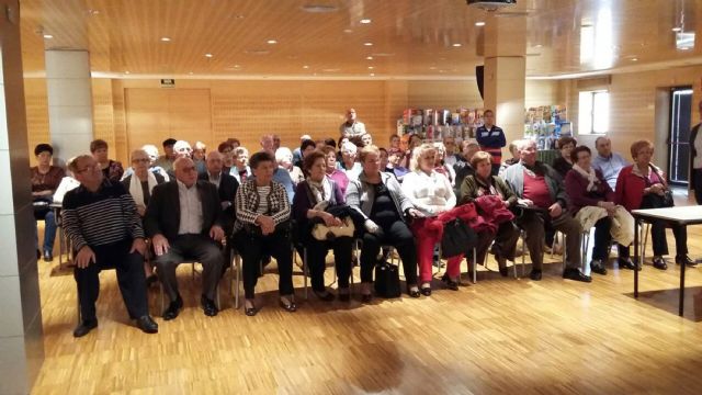 Los mayores alguaceño visitan la empresa jabonera 'Linasa'
