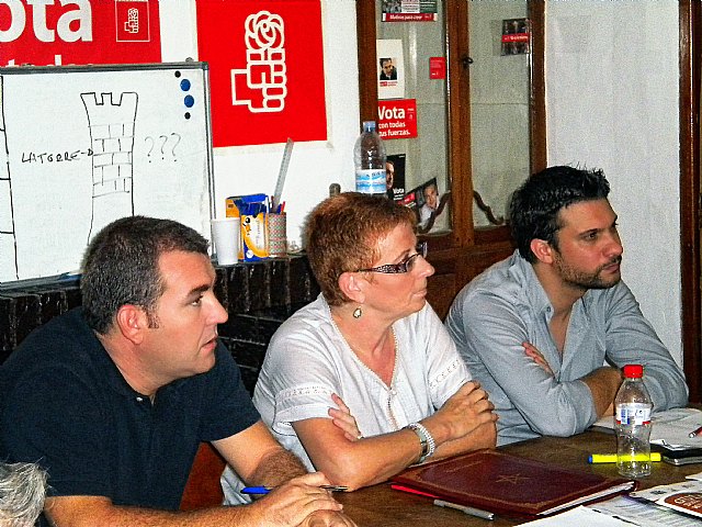  En la imagen, Begoña García, junto a Joaquín López, y el secretario general del PSRM-PSOE de alguazas, Blas Ángel Ruipérez.