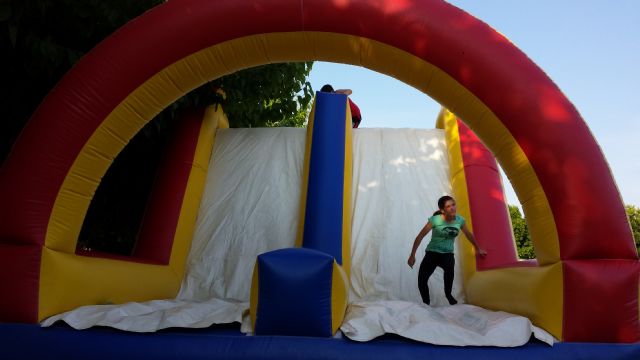 Los alumnos del Colegio Público 'Monte Anaor' de Alguazas reciben las vacaciones de verano con juegos de agua, teatro, tiro con arco y animaciones hinchables