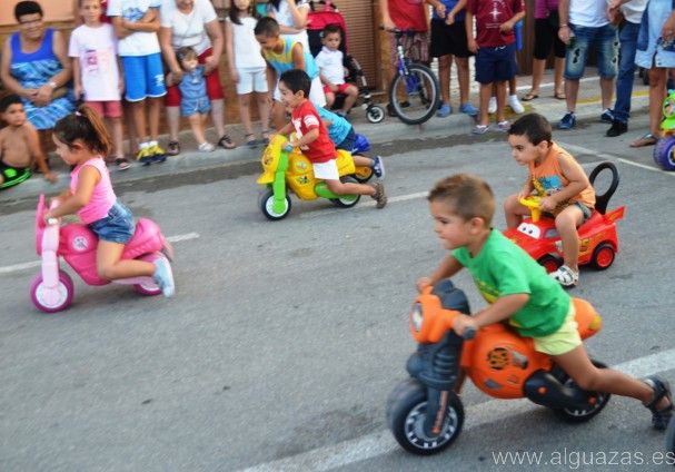 Las carreras de tacatá, triciclos y cintas marcan la pauta popular