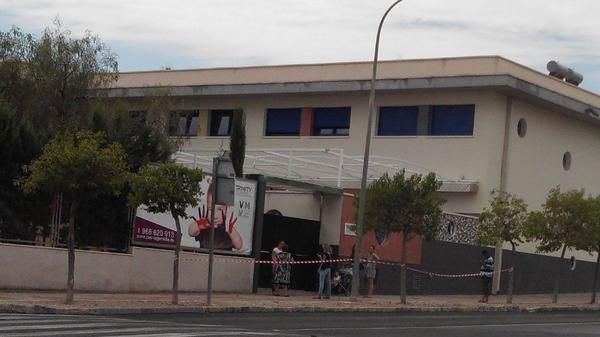 Piden una valla para evitar que los niños salgan a la carretera, y el alcalde les pone una cinta de obra atada a un árbol