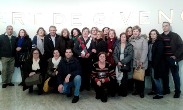 Más de medio centenar de alguaceños no se pierden en Madrid el Musical 'Priscilla, Reina del desierto'