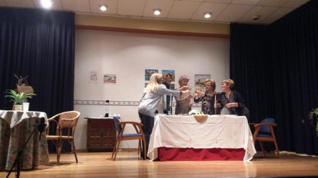 El grupo de teatro aficionado torreño 'La Peñeta' se lo monta en 'Femenino plural' en Alguazas