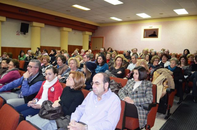 Los 'Cuentos para sanar' de la escritora alguaceña Raquel Mengual se presentan en sociedad en una abarrotada Casa de la Cultura local