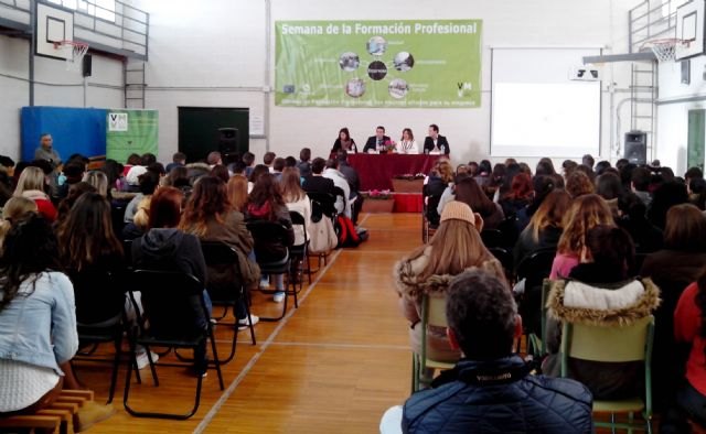 Conferencias y visitas a empresas acercan a los alumnos de Formación Profesional del Centro Vega Media de Alguazas al mercado laboral