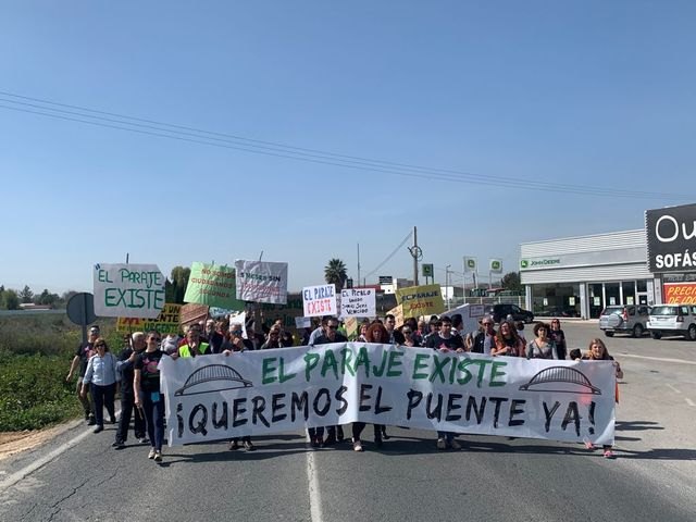 Vecinos de El Paraje denuncian la pasividad y engaños por parte de los políticos