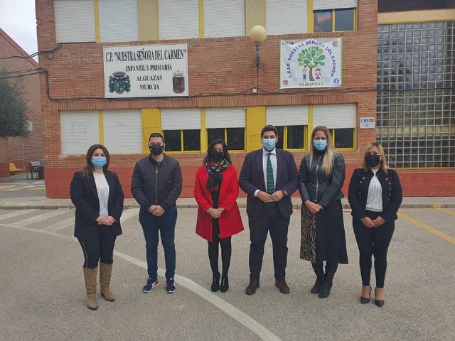 El presidente de la Comunidad visita nuestra Señora del Carmen