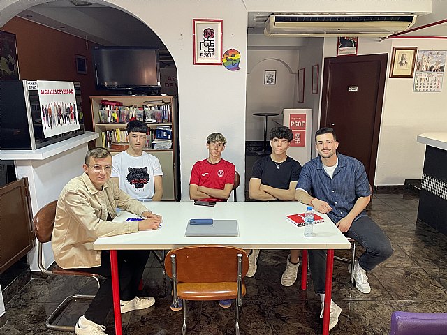 El PSOE de Alguazas se reúne con la Asociación Juvenil 'Los Simios' para impulsar propuestas y oportunidades para la juventud