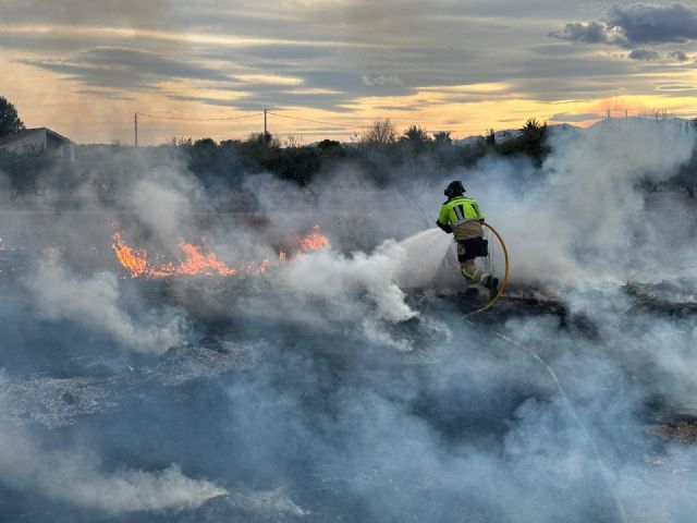 Bomberos extinguen un incendio agrícola declarado en Los Beltranes, Alguazas