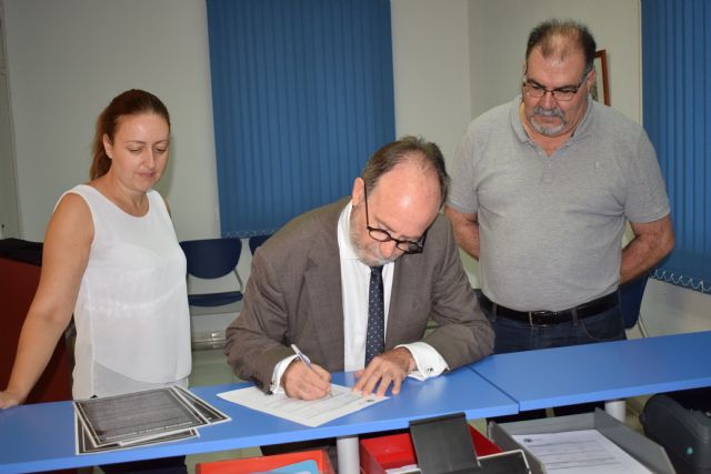 Vecinos de Alguazas registran en el ayuntamiento el manifiesto del pueblo contra la inseguridad