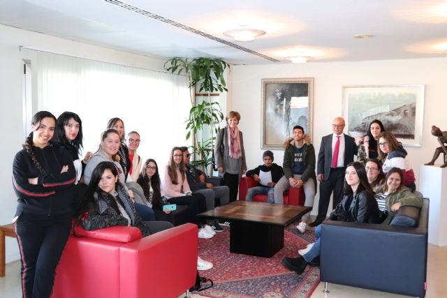 El consejero de Hacienda recibe a los alumnos del CES Vega Media de Alguazas