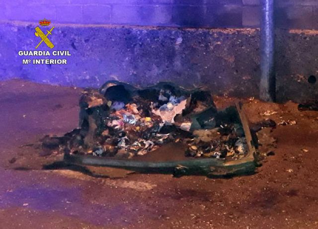 La Guardia Civil detiene al presunto autor de dos incendios en contenedores de residuos urbanos de Alguazas