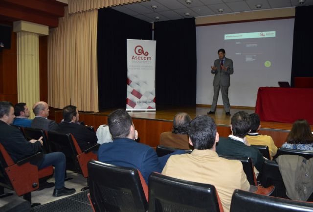 Los socios de ASECOM aprenden a sacarle el mayor rendimiento comercial a sus móviles