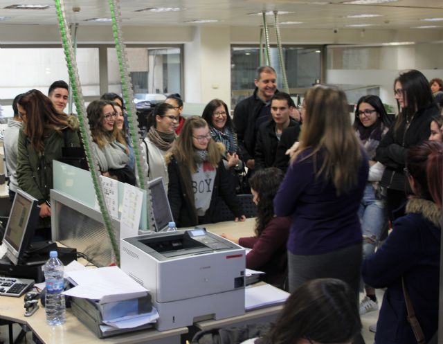 La secretaria general de la Consejería de Hacienda recibe a los alumnos de ´Gestión Administrativa del IES Vega Media de Alguazas