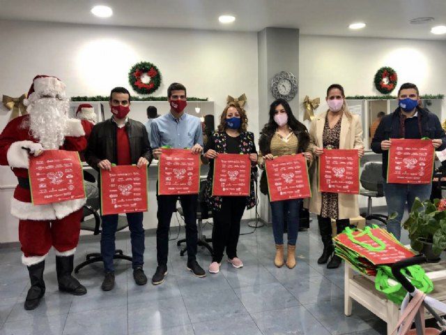 Se reparten bolsas ecológicas y reutilizables para promocionar el comercio local