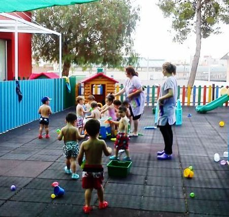 Los niños de la Escuela Infantil 'Reina Sofía' de Alguazas reciben las vacaciones de verano con una Fiesta del Agua