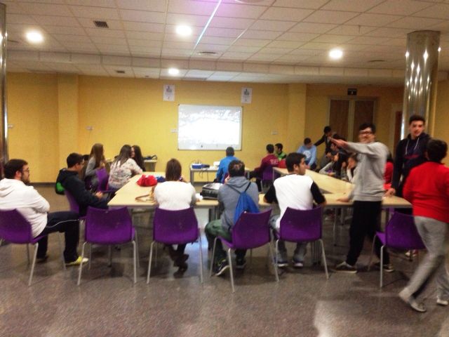 Los estudiantes de Secundaria de Alguazas viven una grata jornada de videojuegos con el 'Suma y sigue' local