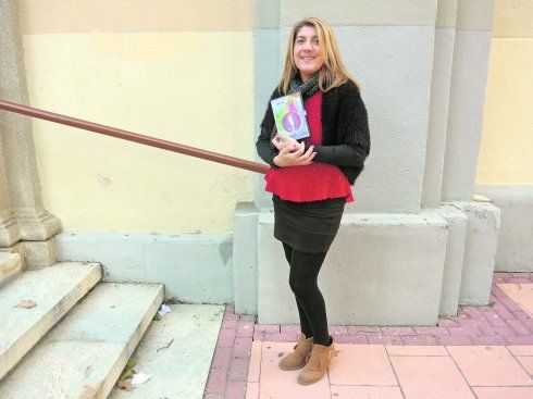 La escritora alguaceña Raquel Mengual refleja su vena creadora en el diario 'La Verdad'