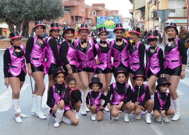 Más de 300 personas desfilan en el Carnaval de Alguazas llenando sus calles de color e imaginación