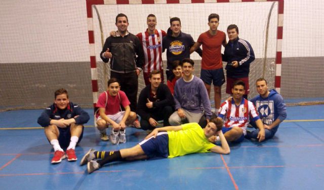 Fútbol sala para fomentar el juego lúdico en el programa juvenil 'Suma y sigue' de Alguazas