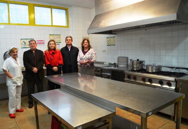 El alcalde y la concejala de Educación de Alguazas visitan el comedor del CEIP 'Nuestra Señora del Carmen'
