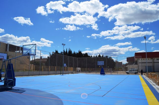La pista polideportiva exterior del Pabellón Municipal de Alguazas, a punto