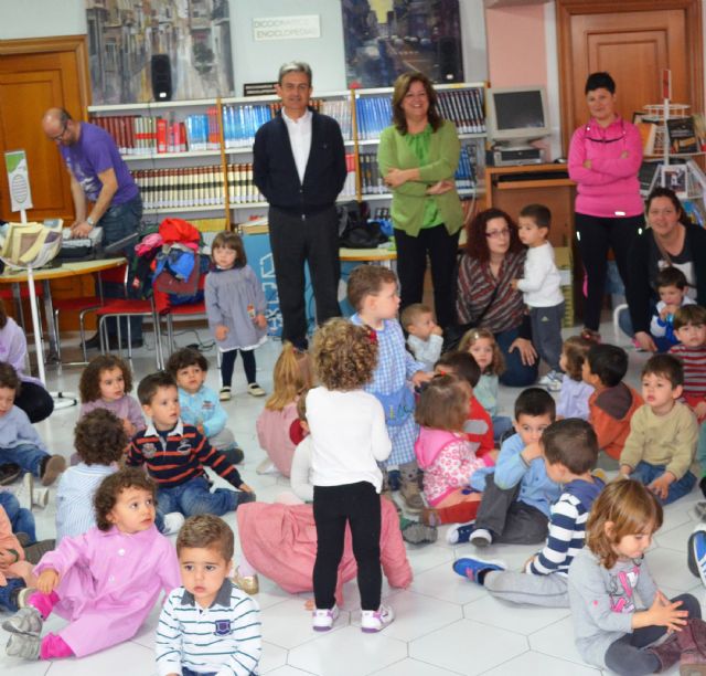 Los niños de la Escuela Infantil 'Reina Sofía' de Alguazas visitaron la Biblioteca Municipal