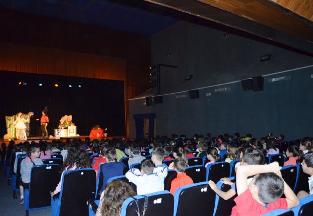 Los escolares alguaceños disfrutaron de la obra 'El Soldadito de plomo' para celebrar el 'Día del Libro'