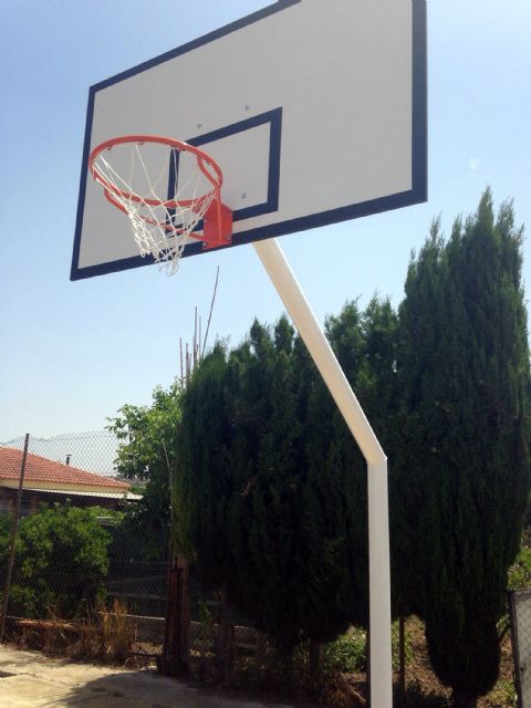 La pista polideportiva de El Paraje de Alguazas cuenta ya con nuevas canastas de baloncesto