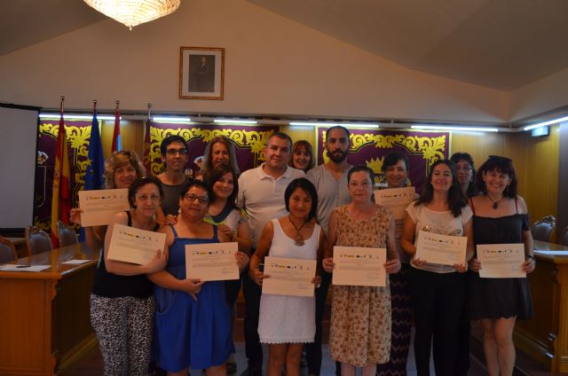 Los 14 alumnos del curso 'Atención sociosanitaria a personas dependientes en instituciones sociales' reciben sus diplomas