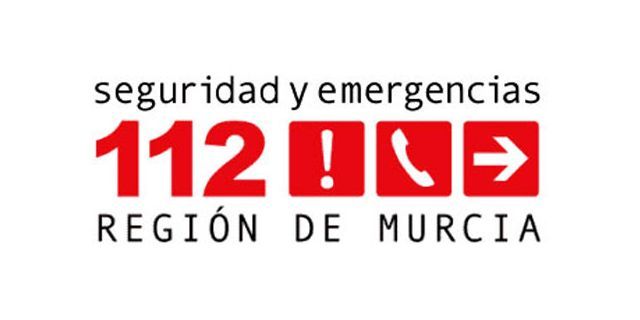 Trasladan al hospital a un herido en accidente de tráfico al colisionar un coche y una moto en Alguazas