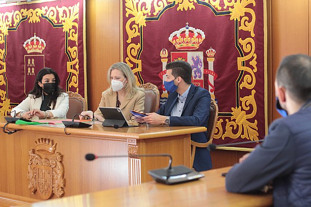 La Directora General de Comercio visita el Ayuntamiento de Alguazas y comercios de la localidad
