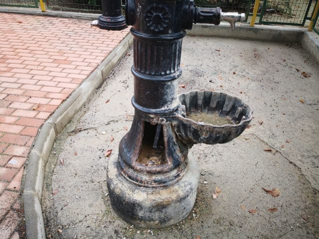 UxA pide al ayuntamiento que ponga en funcionamiento las fuentes de agua potable